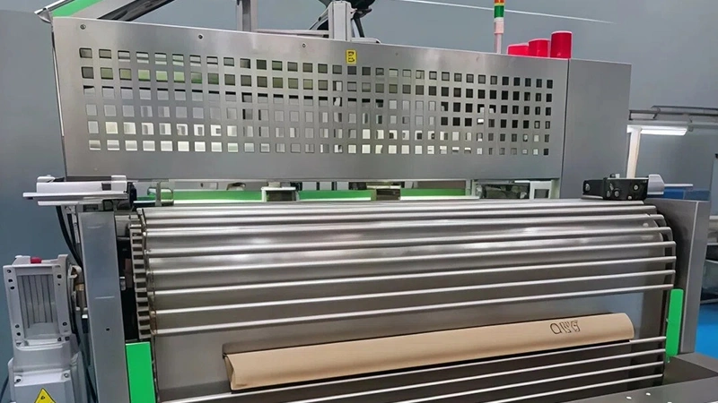 نظام أوتوماتيكي لتغذية أغطية العلب مع إزالة التغليف بشكل آلي