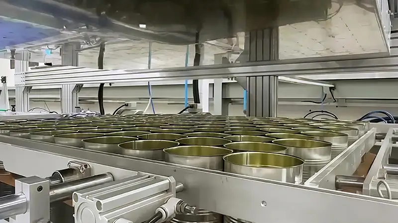 معداتنا في خط إنتاج علب وعبوات المشروبات لأحد العملاء من الهند