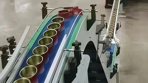 مصعد ناقل بقوة جذب مغناطيسية للعلب المعدنية لرفع ونقل العلب (شكل مسار المصعد Z)