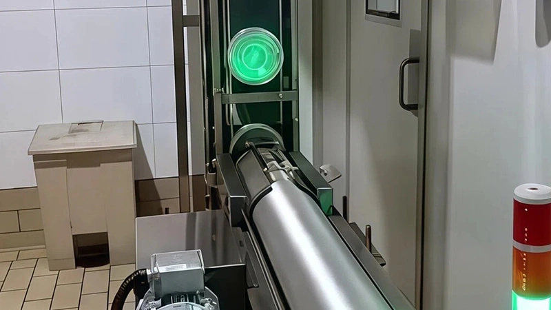 مصعد ناقل بقوة جذب مغناطيسية لأغطية العلب المعدنية (شكل مسار المصعد S)