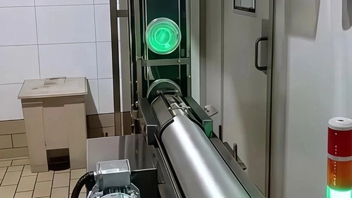 مصعد ناقل بقوة جذب مغناطيسية لأغطية العلب المعدنية (شكل مسار المصعد S)