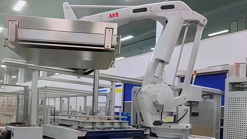 نظام روبوتي لتكديس وترتيب علب الدهانات والطلاء على المنصات في خط الإنتاج