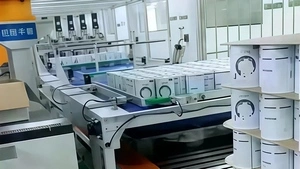 نظام روبوتي لتكديس وترتيب علب مسحوق الحليب على المنصات في خط الإنتاج