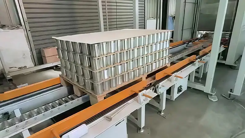 جهاز تفريغ العلب من المنصات وتحميلها على خط ناقل