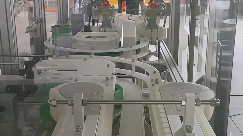 ناقل بمشبك تثبيت جانبي (لنقل العلب بدقة عالية ودون تلف) – نسخة 2