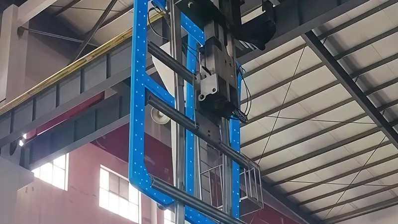 باليت بلاستيكي يسمح بالدخول من أربعة اتجاهات، مع قاعدة محيطية على شكل صليب