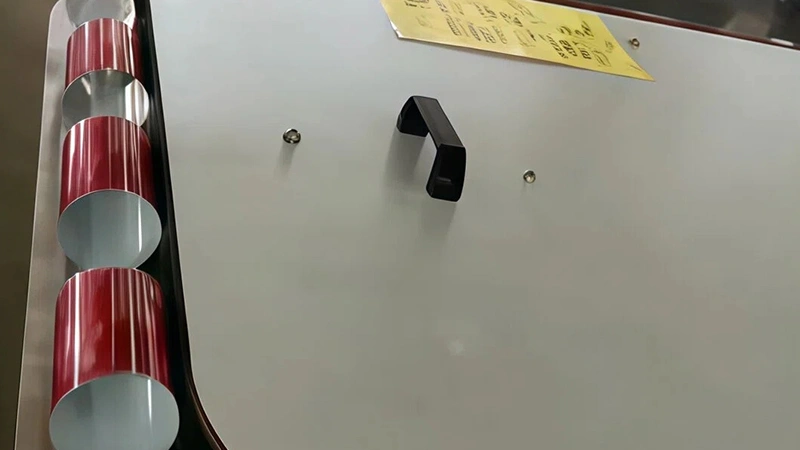 آلة تسوية أجسام العلب (تحويلها من الوضع الأفق إلى الوضع العمودي)