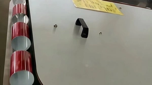 آلة تسوية أجسام العلب (تحويلها من الوضع الأفق إلى الوضع العمودي)